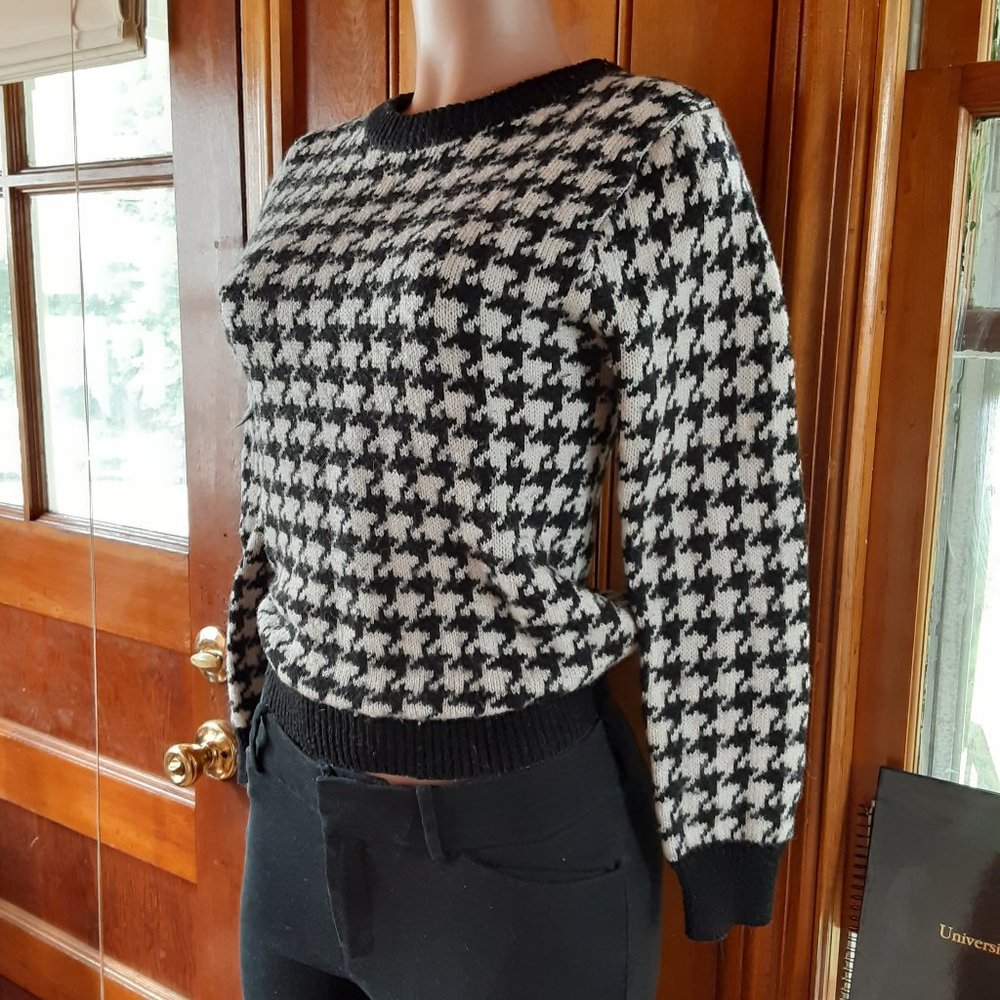 womans houndstooth sweater by Empire 60s sweater size small